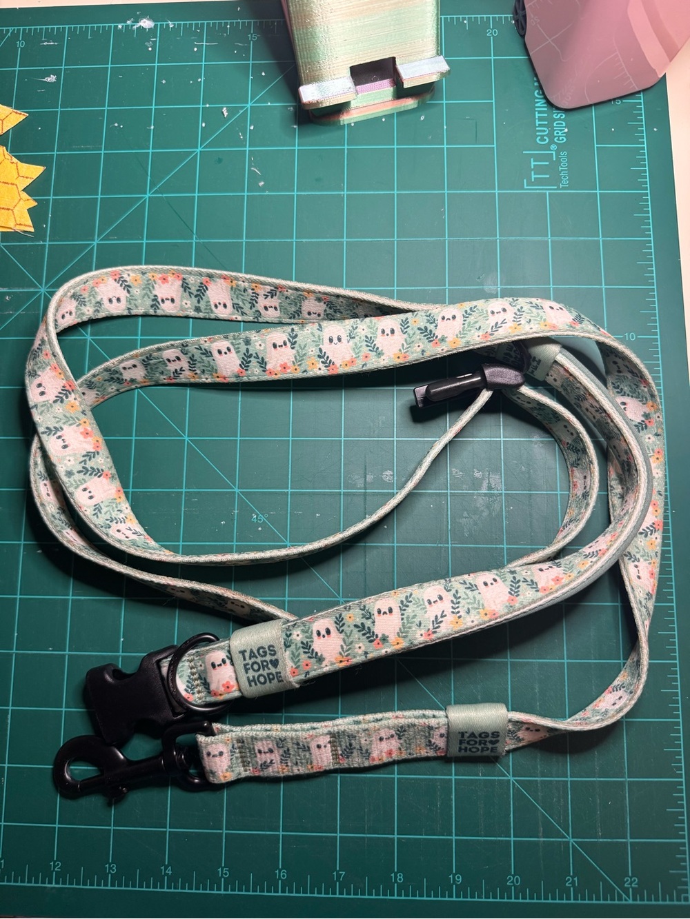 Hands Free 6 ft Tags for Hope Floral Ghost Pattern Dog Leash - Picture 4 of 4